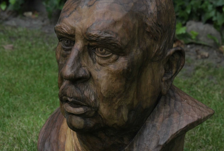 Rzeźbiarski portret mężczyzny