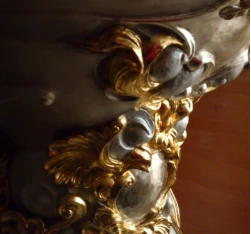 Złocony ornament — detal rzeźbiarski